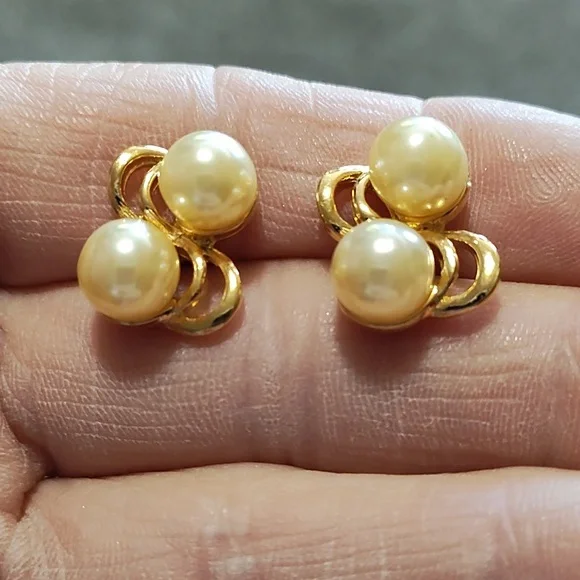 VINTAGE GOLD-TONE IVORY FAUX DOUBLE PEARL STUD .5" EARRINGS - Picture 4 of 8